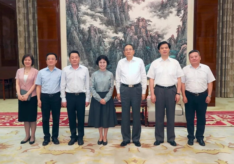 中国作协庆祝改革开放四十周年主题采风暨“全国知名作家看安徽”活动在皖举办 李锦斌会见铁凝